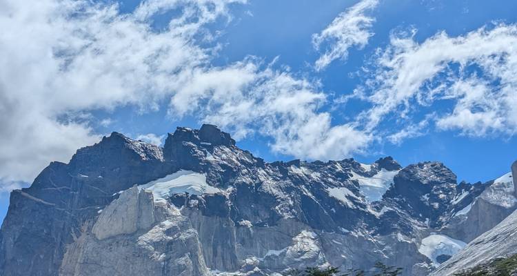 Cielos nublados sobre una cordillera irregular con nieve.