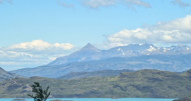 Montañas distantes con nieve vistas a través de un lago.