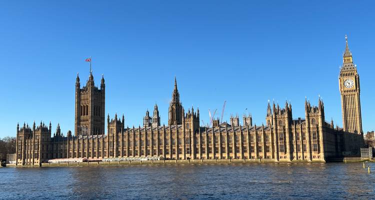 El Palacio de Westminster y el Big Ben junto al río Támesis.