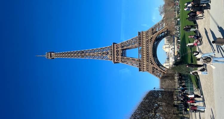 La gente se reunió frente a la Torre Eiffel.