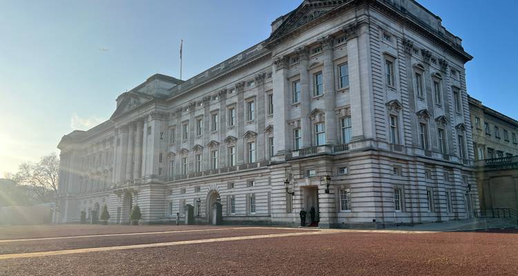 El Palacio de Buckingham bajo un cielo despejado.