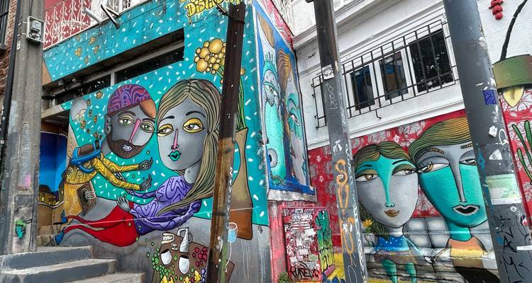 Arte callejero con murales coloridos en edificios.