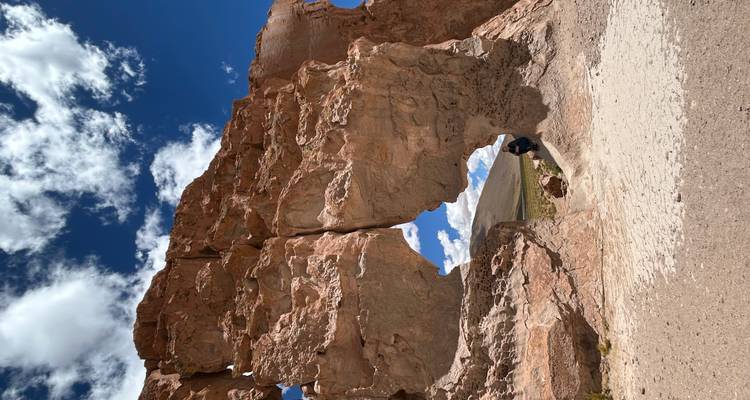 Formación rocosa natural con un cielo azul claro.