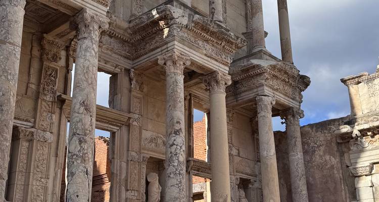 Fachada de edificio antiguo con columnas e inscripciones.