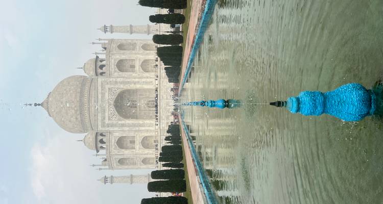 Taj Mahal mit Spiegelung in einem Wasserkanal.