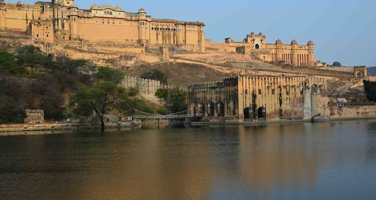 Fuerte de Ámbar reflejado en un cuerpo de agua.