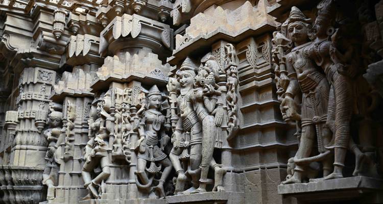 Intrincadas tallas de piedra en la pared de un templo.