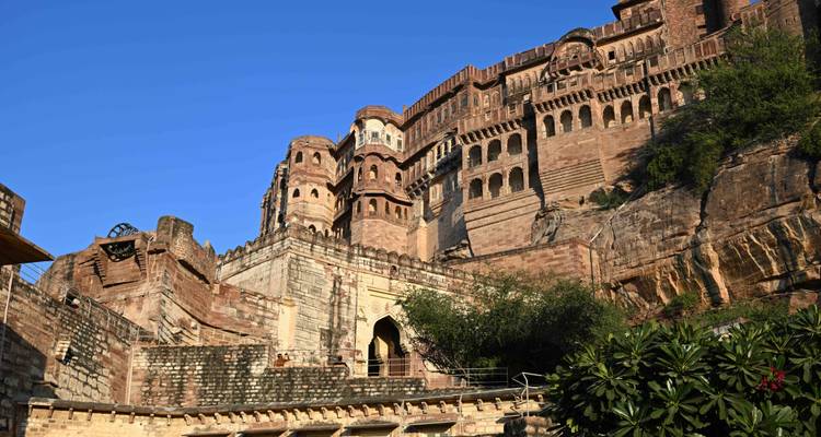 Gran fortaleza con arquitectura detallada contra un cielo azul.
