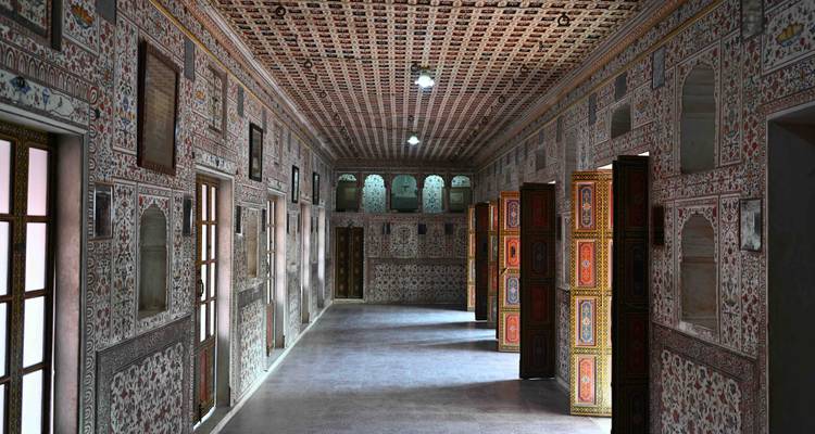 Corredor intrincadamente decorado en un edificio histórico.