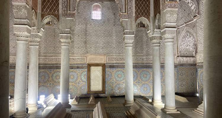 Intérieur richement décoré d'un bâtiment historique marocain.