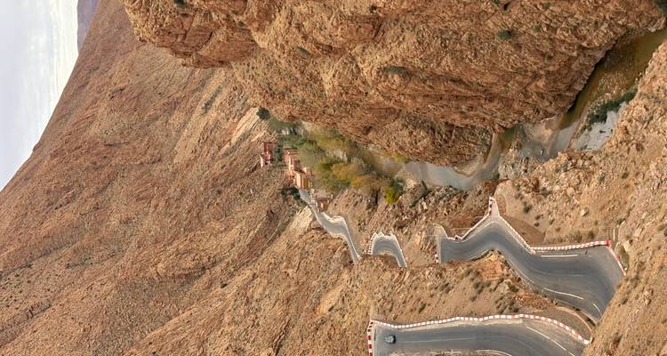 Route sinueuse et paysage de canyon dans les Gorges du Todra.