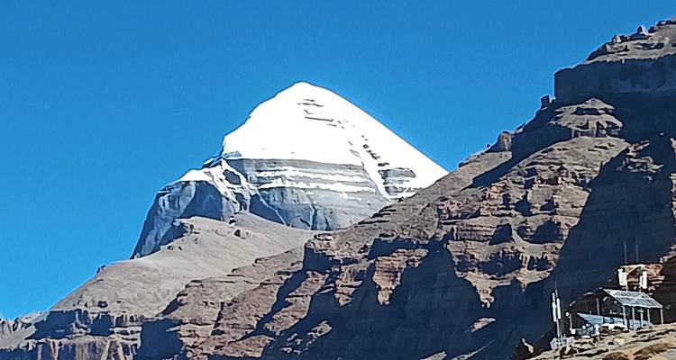 Una vista clara del Monte Kailash contra un cielo azul.