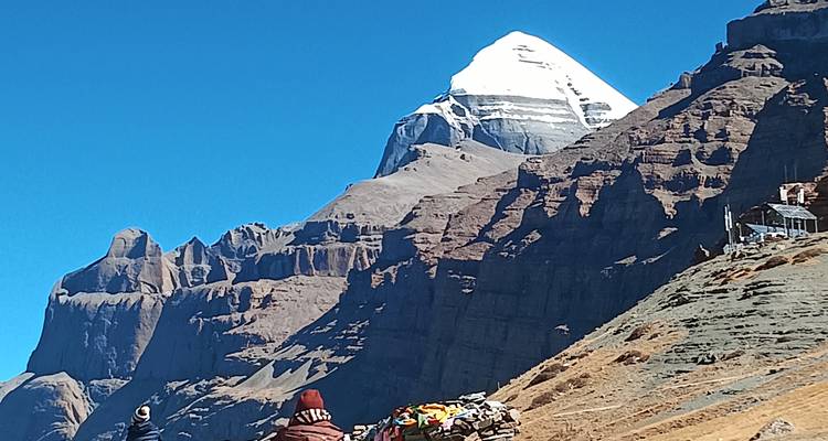 Personas con vista panorámica del Monte Kailash al fondo.