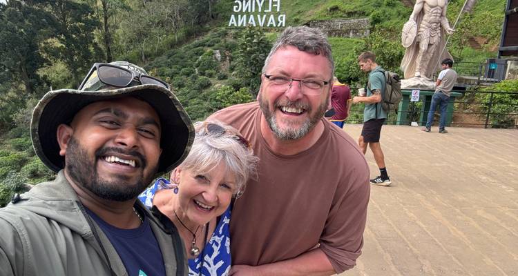 Tres personas sonriendo para una selfie al aire libre.
