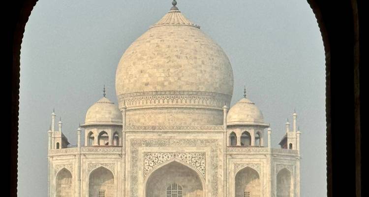 Le Taj Mahal encadré par une porte voûtée.