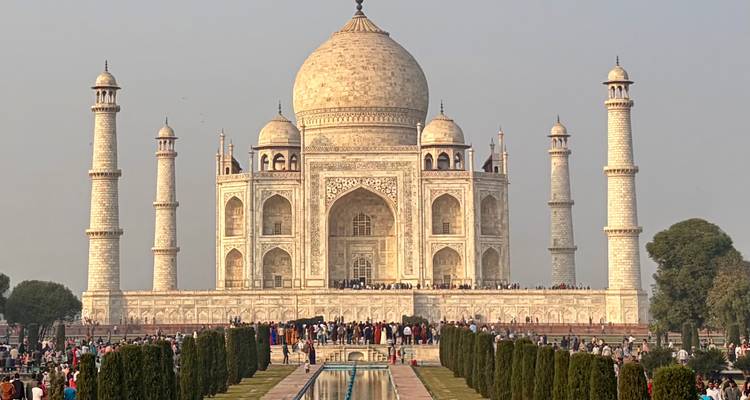 Menschenmenge vor dem Taj Mahal