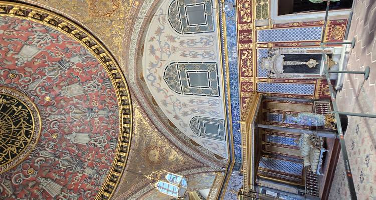 Interior intrincado de un palacio con techo ornamentado
