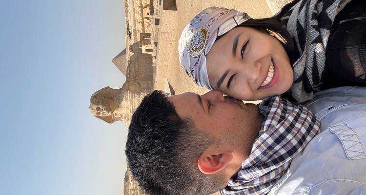 Couple posant avec le Sphinx en arrière-plan