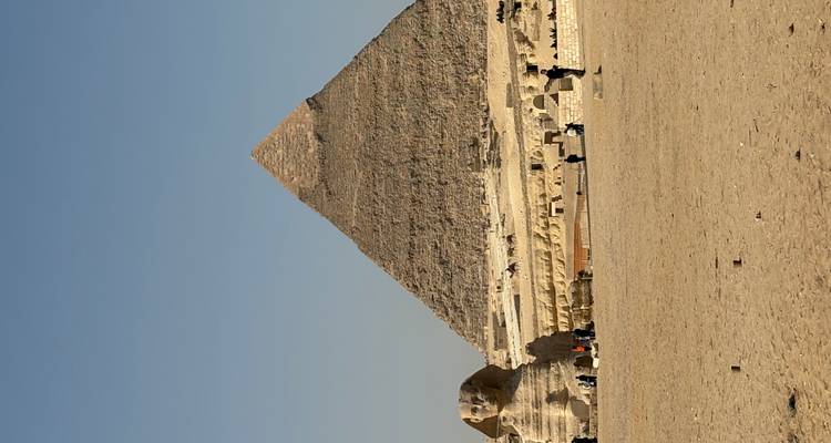 Pyramide avec Sphinx au premier plan sous un ciel dégagé