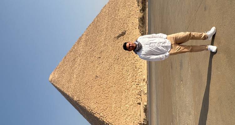Homme debout devant la Grande Pyramide