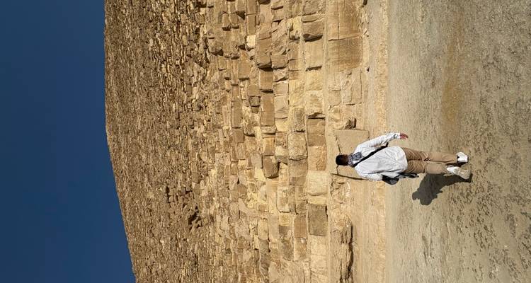 Homme marchant vers la base d'une grande pyramide