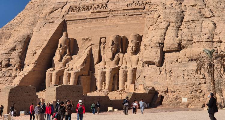 Abu Simbel tempels met veel toeristen die de oude locatie verkennen.