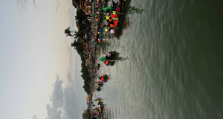 Escena fluvial con numerosas embarcaciones y decoraciones de linternas, probablemente Hoi An.