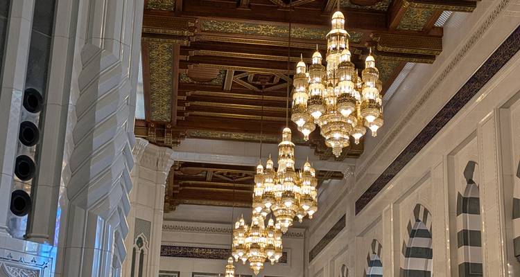 Vista interior con candelabros ornamentados y techos ricamente decorados.