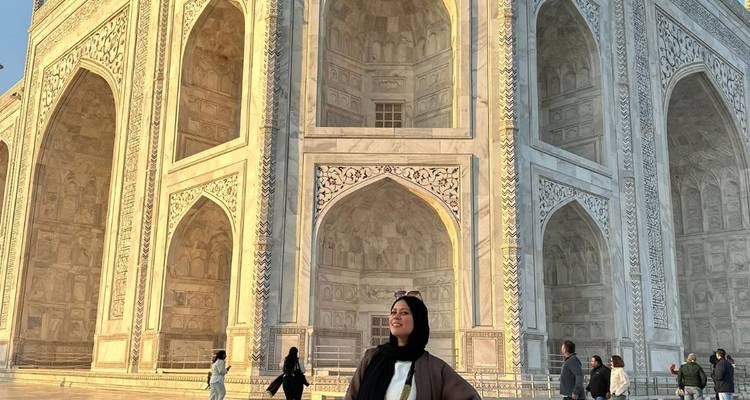 Tourist steht neben dem berühmten weißen Marmor-Mausoleum.