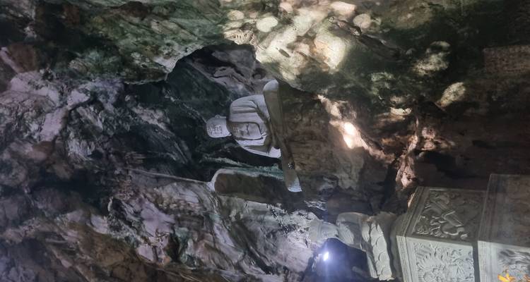 Estatuas de Buda en una cueva.