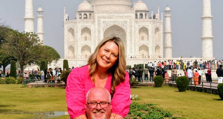 Pareja posando frente al Taj Mahal.