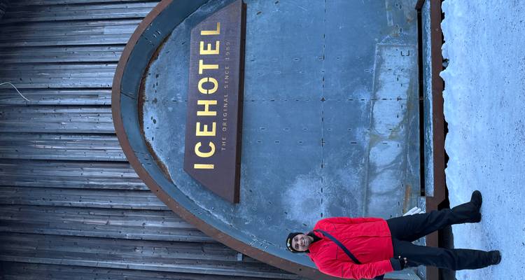 Persona parada afuera de la entrada del Hotel de Hielo.