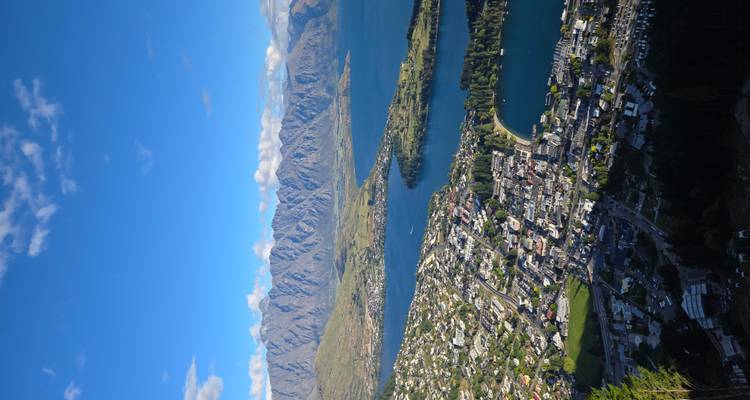 Surplombant une ville avec des montagnes en arrière-plan pendant la journée.