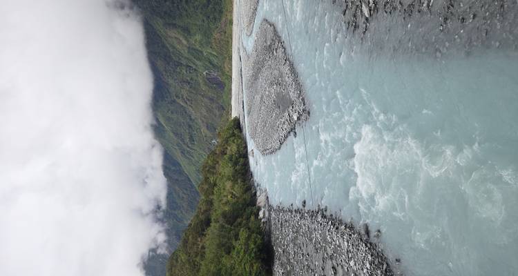 Rivière claire aux eaux turquoise, entourée d'une végétation luxuriante.