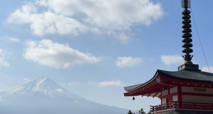 Fuji-Blick mit traditioneller japanischer Pagode unter blauem Himmel.
