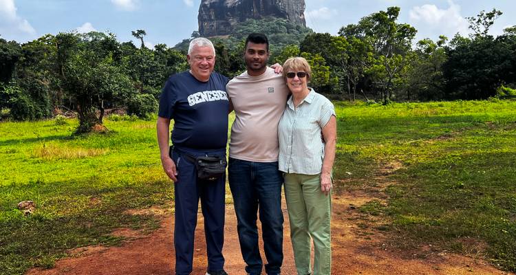 Groep mensen die poseren voor de Sigiriya rotsvesting.