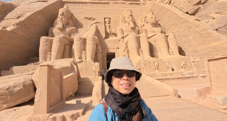 Personne prenant un selfie devant les temples d'Abou Simbel.