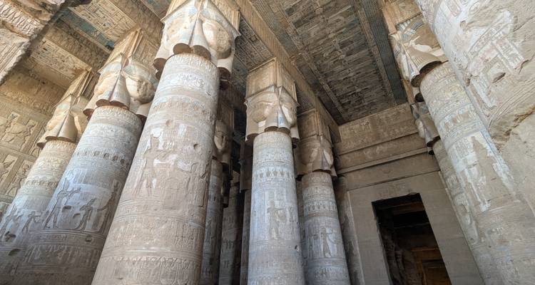 Interieur hal van een oude tempel met versierde zuilen.