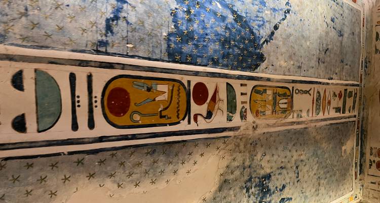 Oude Egyptische hiërogliefen op een versierd plafond.