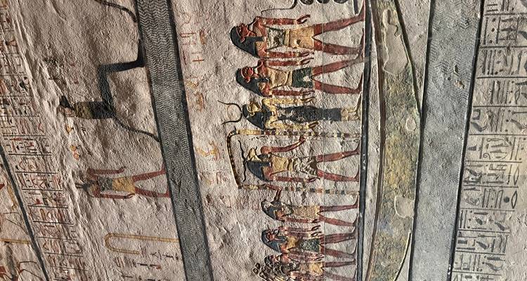 Oude Egyptische schilderingen op een tempelmuur.