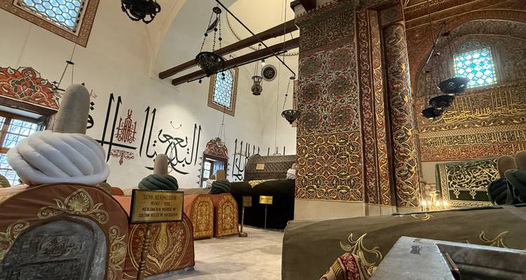 Interior de una mezquita o edificio religioso ricamente decorado.