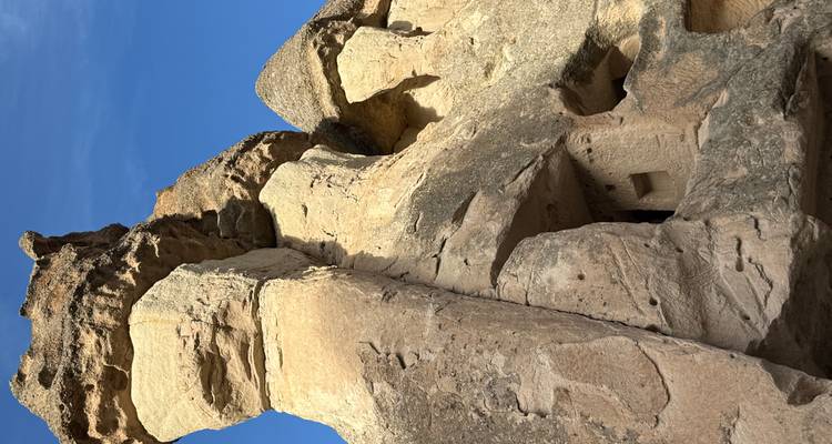 Primer plano de formaciones rocosas bajo un cielo azul despejado.