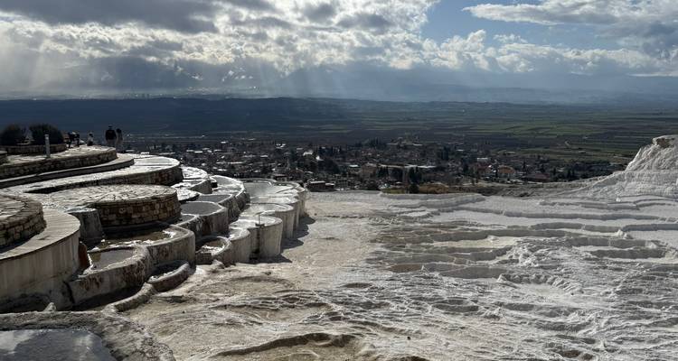 Paisaje aterrazado con vista distante de un valle y luz solar.