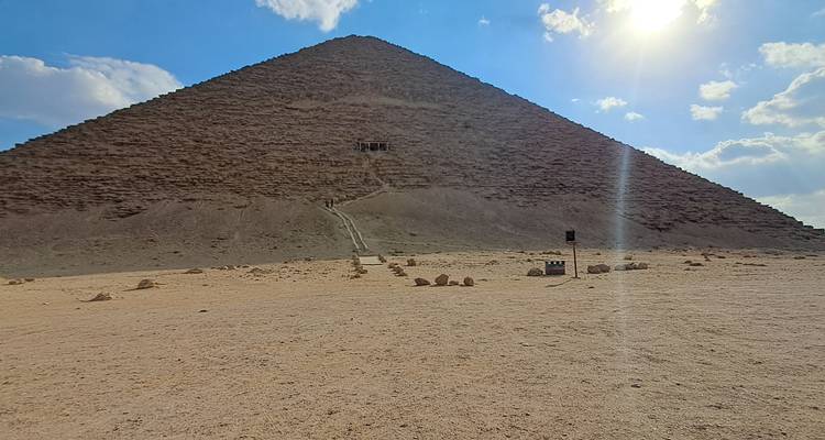 Pyramide du désert sous un ciel ensoleillé et lumineux.