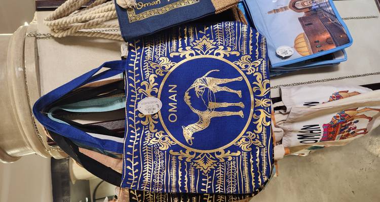 Bolsas temáticas de Omán en venta en un mercado.