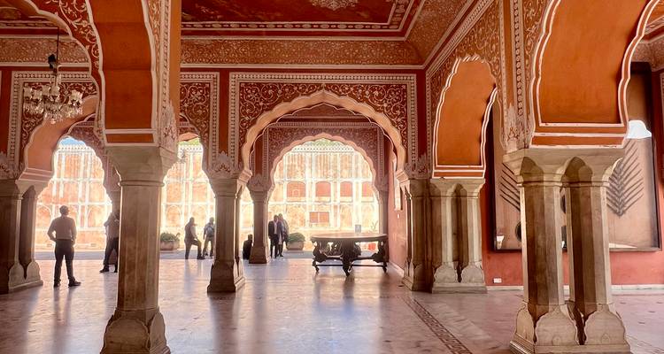 Vue architecturale intérieure avec piliers et sculptures ornementées.