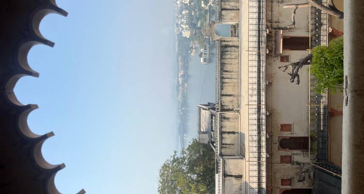 Vue panoramique depuis un fort historique surplombant un lac.