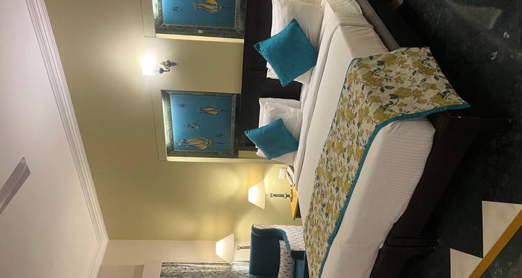 Chambre d'hôtel élégante avec un décor et un éclairage de bon goût.