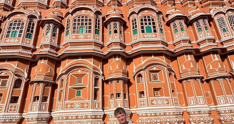 Persona parada frente al Hawa Mahal, Jaipur.