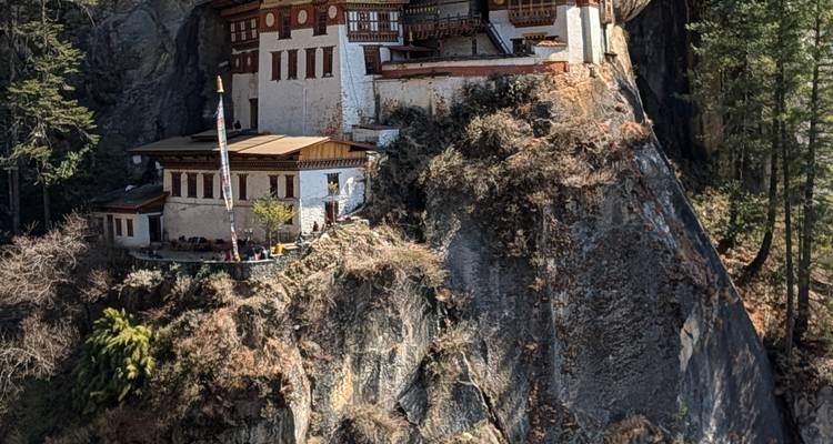 Tiger's Nest-klooster hangt dramatisch aan de zijkant van een steile klif te midden van beboste bergen.